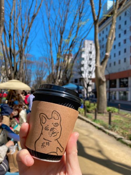 看板犬のボタちゃんデザインのコーヒー